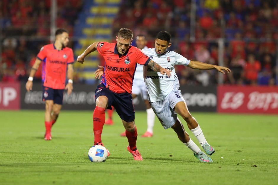 Cristian Hernández controla el esférico ante la presión de un rival. (FOTO: Juan Manuel Mijangos)