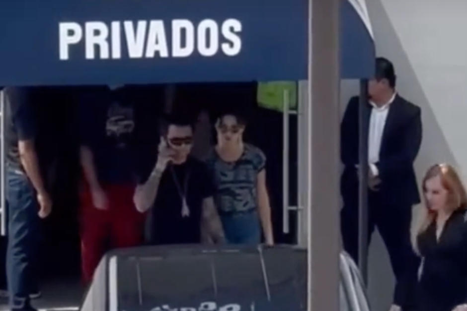 Christian Nodal y Ángela Aguilar son vistos aterrizando para concierto en Guatemala. (Foto: Tik Tok)