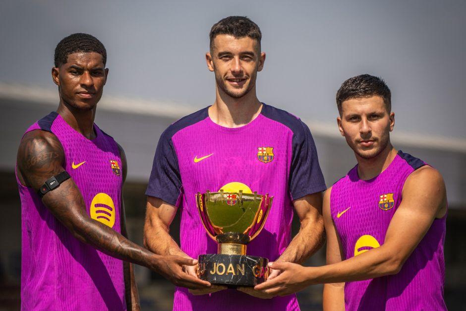 Rashford, Joan García y Roony sostienen el Trofeo Joan Gamper previo al duelo de presentación, que se disputará en el estadio Johan Cruyff. (Foto: FCB)