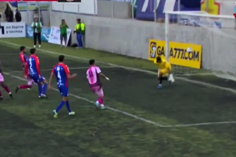 El guardameta de Xela no pudo controlar el balón y se le escapó por debajo de las piernas. (Captura Video)