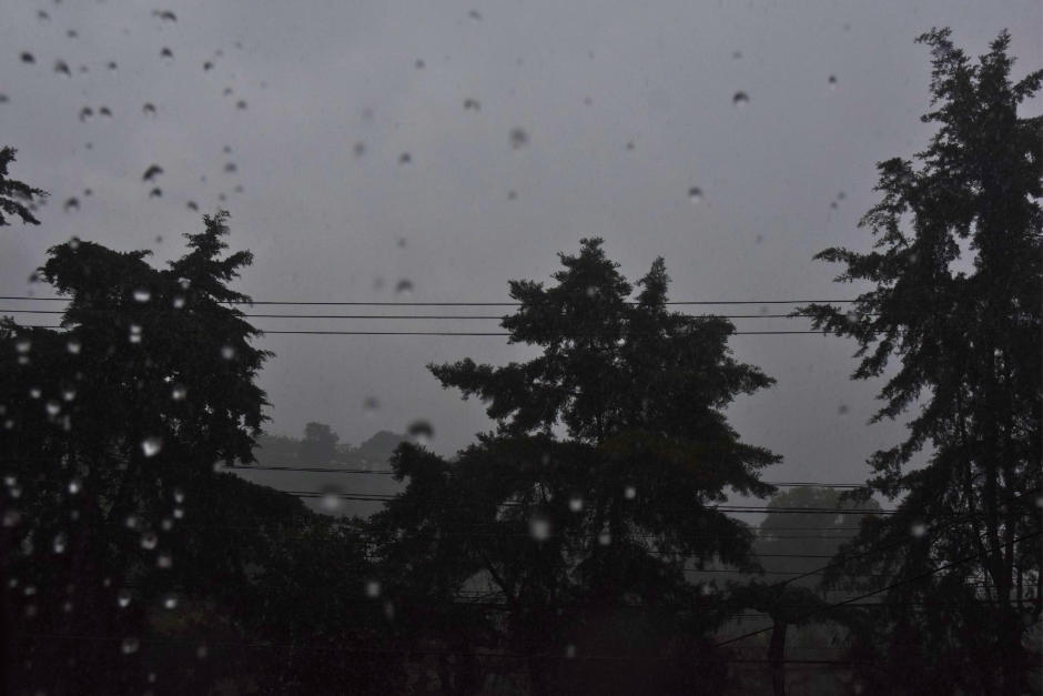 Los guatemaltecos reportaron lluvias intensas seguidas del sismo en distintas partes del país. (Foto: Fredy Hernández/Soy502)