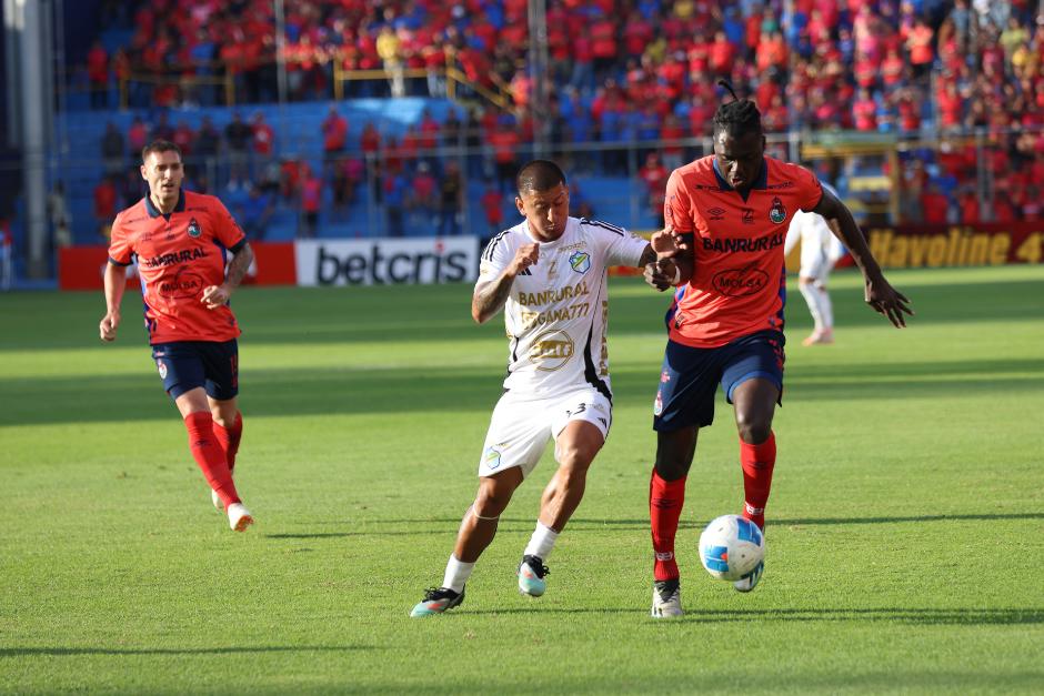 Stheven Robles y Aubrey David disputan la pelota, mientras Cristian Hernández observa atrás. (Foto: Nuestro Diario)