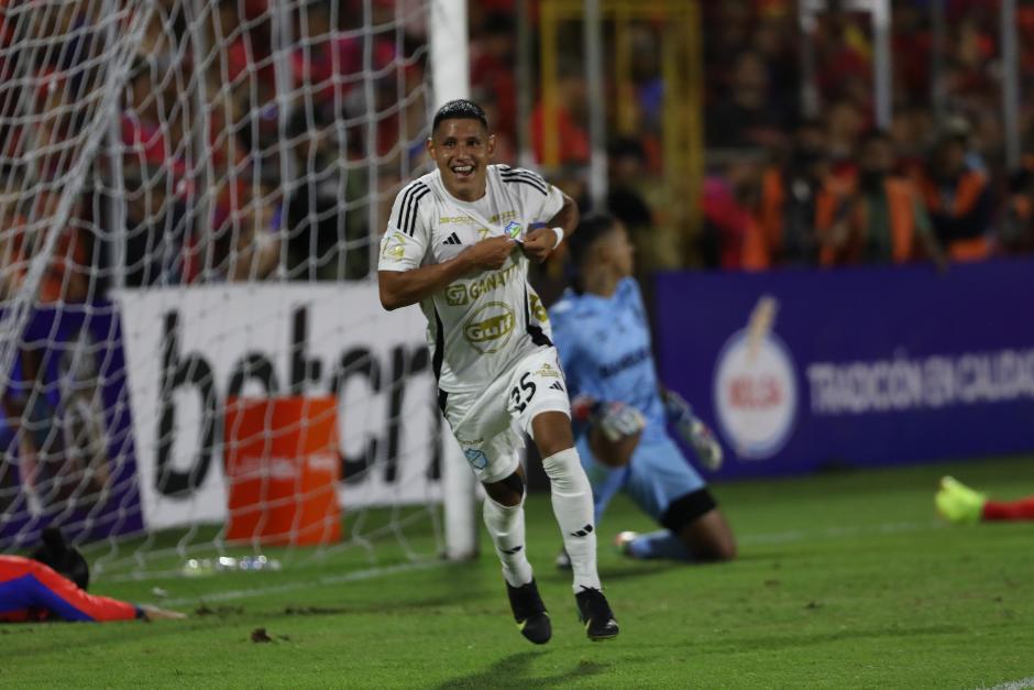 El "Kuki" terminó dándole un punto a los albos en su visita al estadio El Trébol. (Foto: Juan Manuel Mijangos/Colaborador)