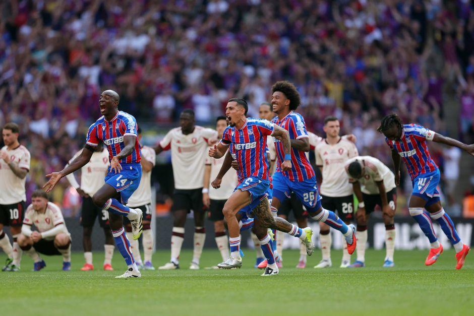 Las águilas festejaron frente a los jugadores del Liverpool luego de conseguir el título en Wembley por la vía de los penales. (Foto: FA)