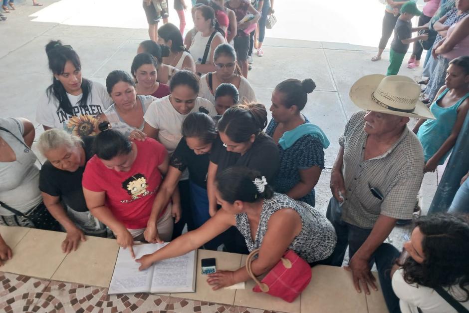 Padres de familia&nbsp;firmaron actas para exigir que los maestros que participaron en la huelga Steg no retornen a las mismas aulas. (Foto:&nbsp;Jorge Roldán Mazariegos/Nuestro Diario)