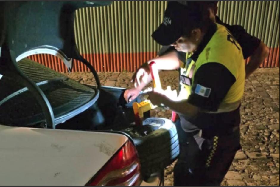 El conductor fue descubierto por agentes de la PNC. (Foto: PMT de Antigua Guatemala)