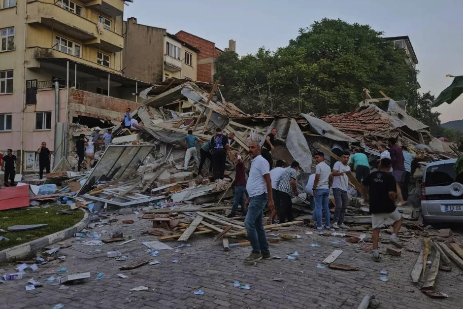 Al menos 10 edificios quedaron con severos daños tras el sismo de este domingo en Turquía. (Foto: Los Angeles Times)