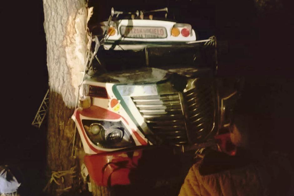 El bus que transportaba a un grupo musical cayó al fondo de un barranco de gran profundidad. (Foto: Redes sociales)