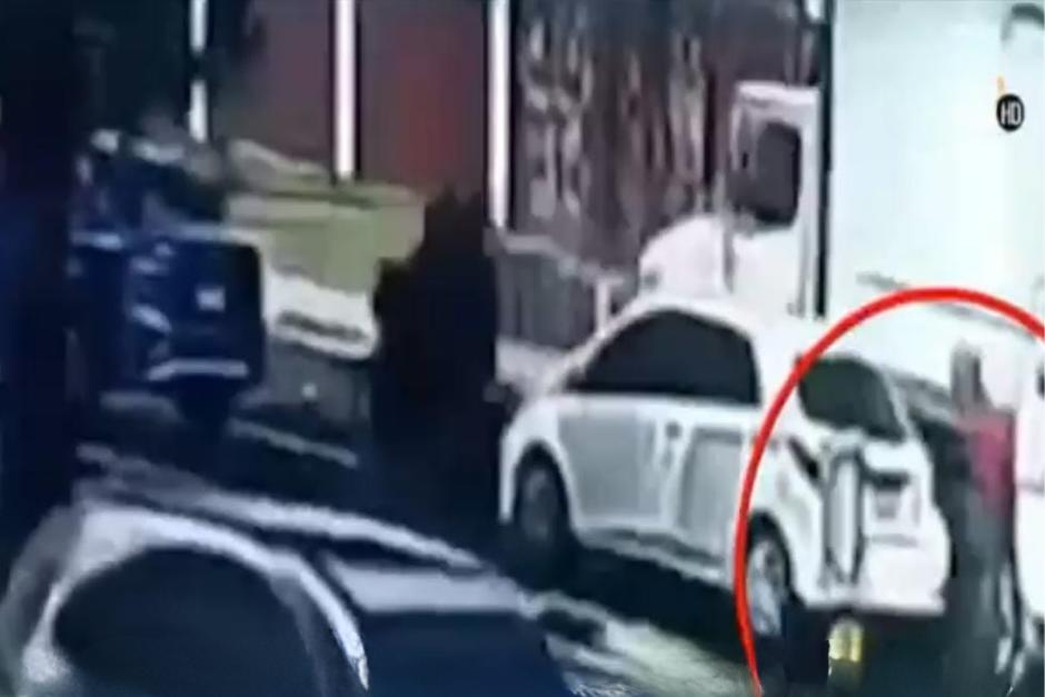 El video también muestra cómo el camión se eleva al momento de arrollar a la víctima. (Imagen: captura de pantalla)