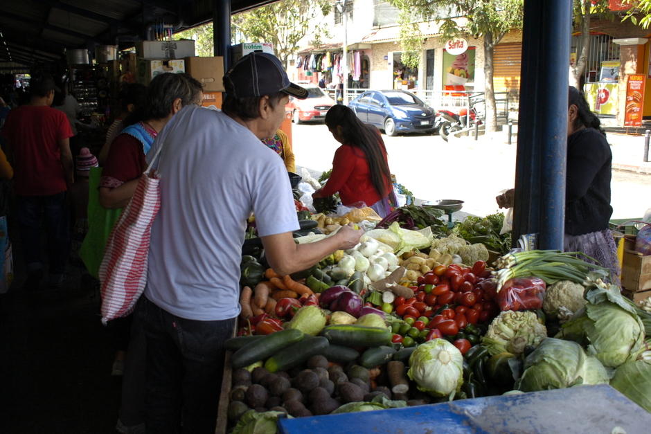 Los vecinos conocen de cerca los productos que se ofrecen en los mercados. (Foto: Archivo)