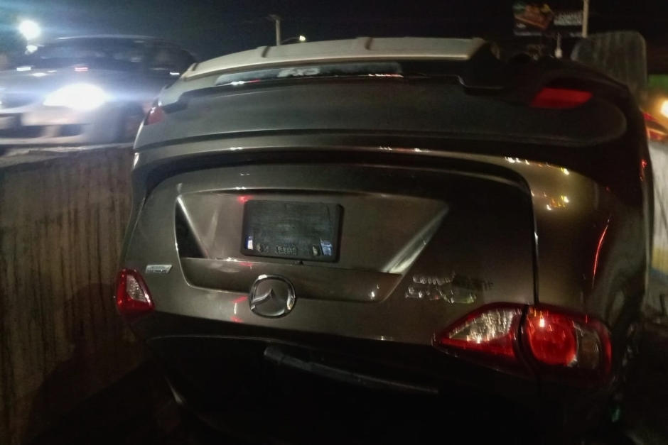 El conductor perdió el control y volcó en el ingreso del paso a desnivel. (Foto: PMT Villa Nueva)