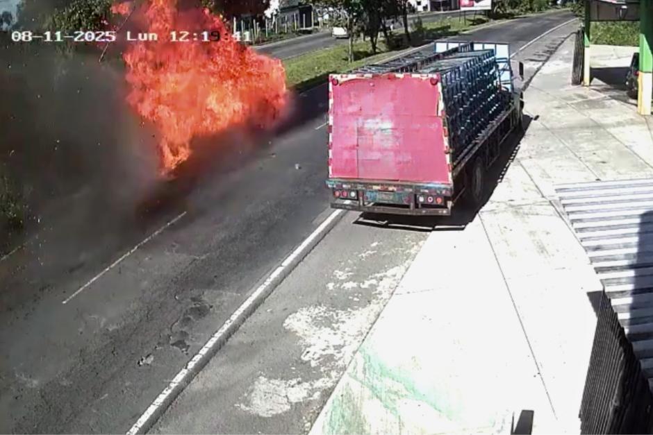 Un camión repartidor de agua se salvó por escaso margen de verse involucrado en el incendio. (Imagen: captura de pantalla)