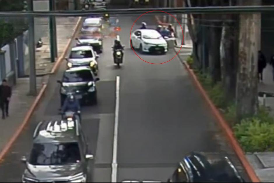 En la grabación se observa al conductor de un automóvil blanco agredir a un motorista durante la discusión.&nbsp; (Imagen: captura de pantalla)