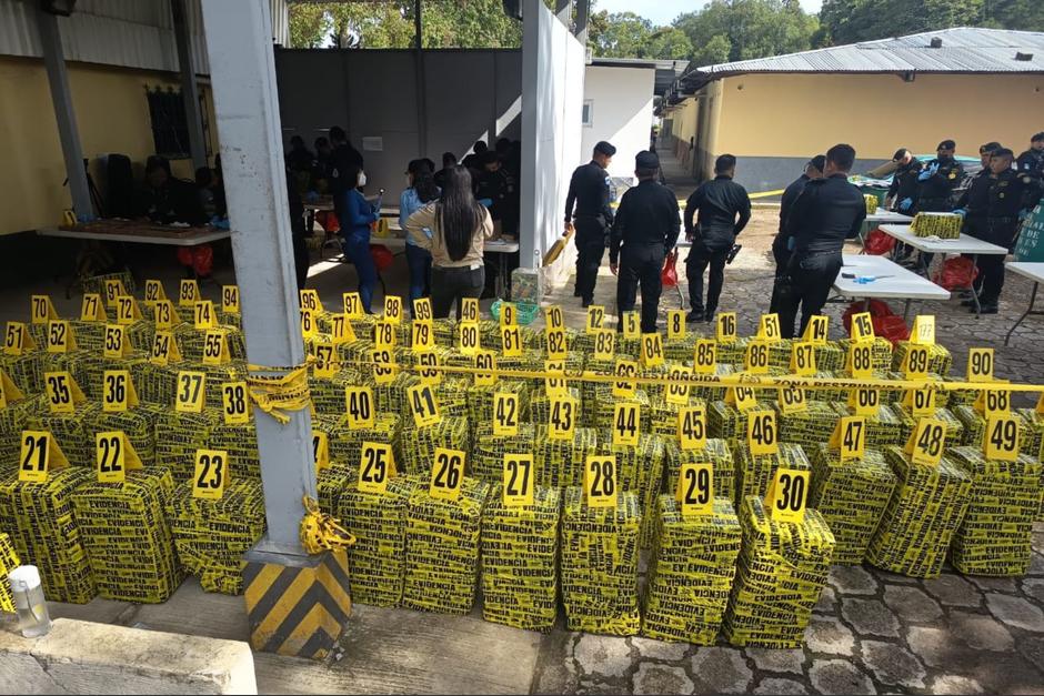 Los paquetes que contenían la droga fue custodiada por las autoridades hasta el lugar donde se incineró. (Foto: Inacif / Soy502)