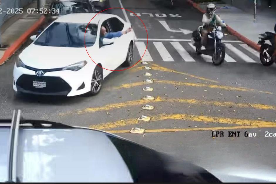 El conductor intentó esconderse en el parqueo de uno de los edificios de zona 14, pero fue capturado. (Imagen: captura de pantalla)