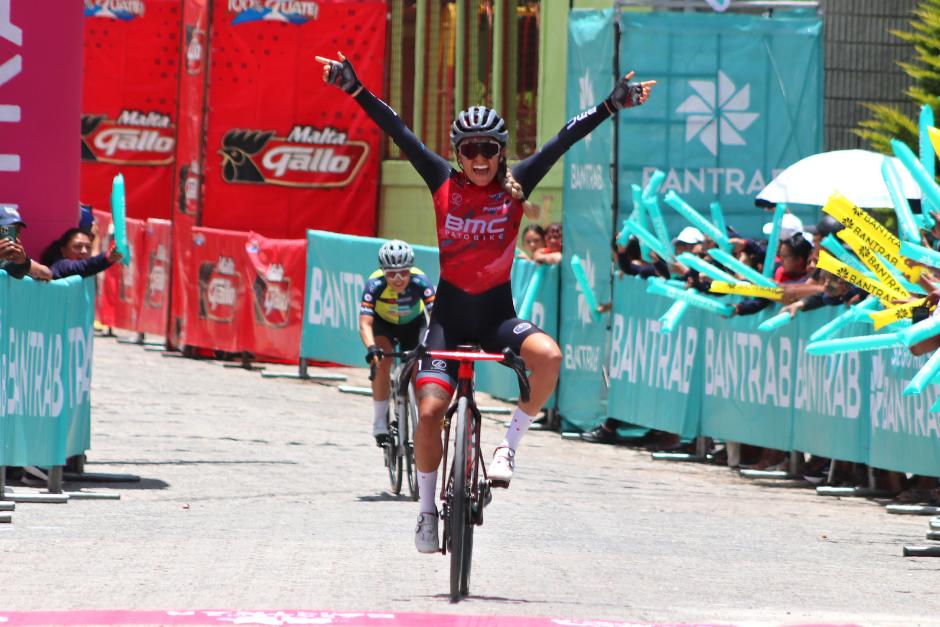 La colombiana&nbsp;Karen Villamizar&nbsp;alza los brazos al cruzar la meta en la primera etapa de la Vuelta Femenina Bantrab. (Foto: Nuestro Diario)