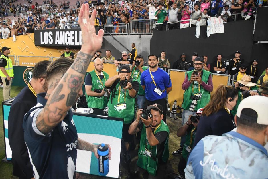 El guatemalteco Elvis Mancilla (azul) ha sido voluntario en los últimos dos Mundiales y en el Mundial de Clubes 2025. (Foto: Nuestro Diario)