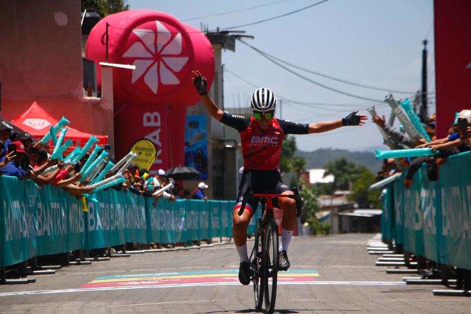 Natalia Muñoz festeja en solitario su victoria en San Juan Argueta. (Foto: Federación de Ciclismo)
