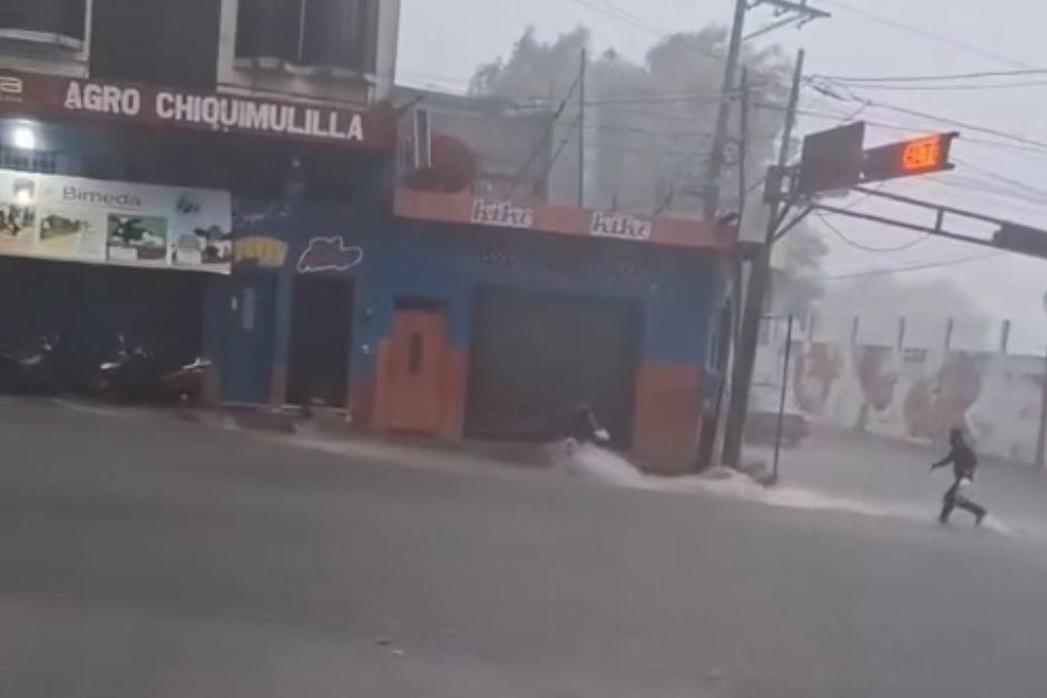 Dos hombres son arrastrados por la corriente en Chiquimulilla, Santa Rosa, tras intensas lluvias.&nbsp;(Foto: Redes Sociales/Soy502)