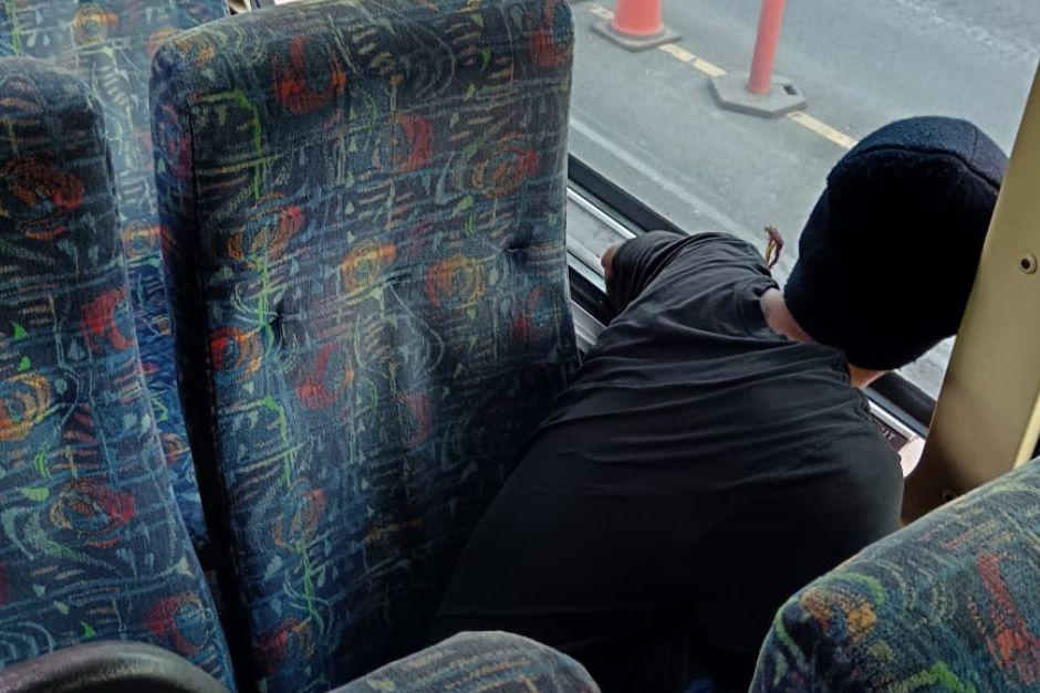 Detienen a hombre con dos bolsas de marihuana durante inspección en kilómetro 185.&nbsp;(Foto: MP/Soy502)