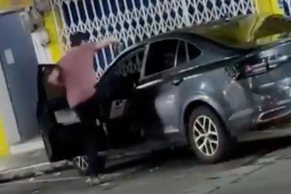 Captan a hombre agrediendo a una mujer frente a varios PNC en Mazatenango. (Foto: captura de video)