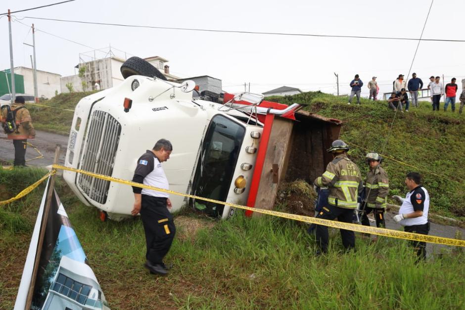 Piloto de camión de volteo muere en accidente de tránsito en el interior de un residencial. (Foto: Bomberos Voluntarios)