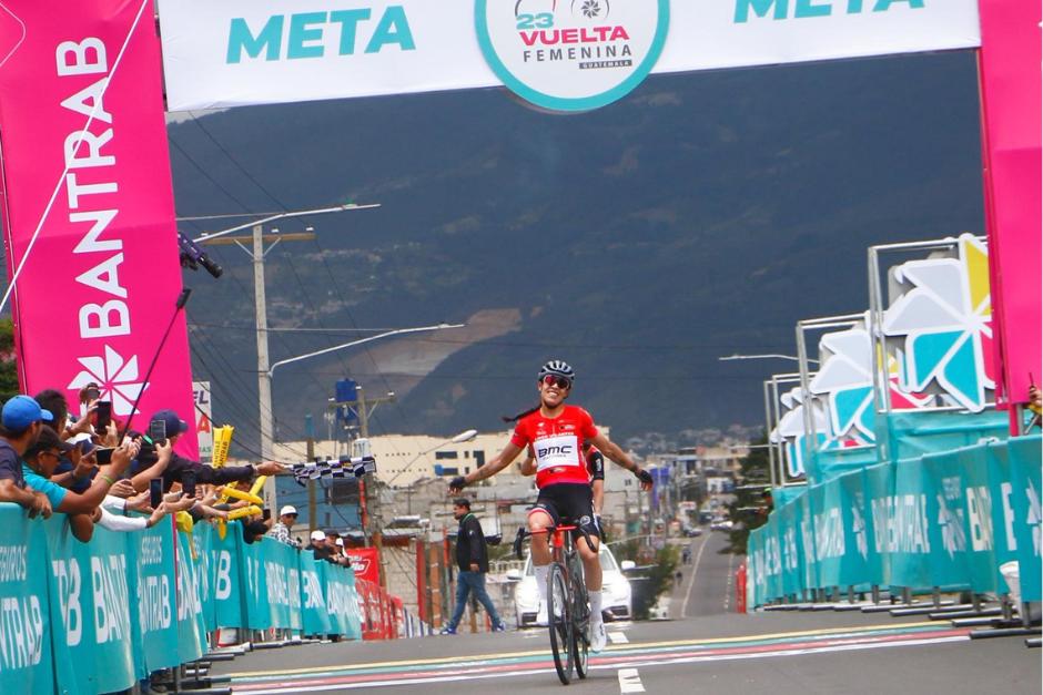 Salcedo fue la primera en cruzar la línea de meta, tras el circuito en Quetzaltenango. (Foto: Federación de Ciclismo)