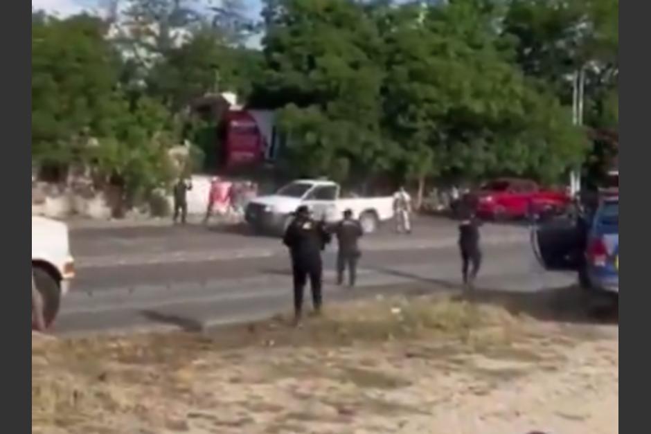 El hombre se bajó del auto, sacó su arma y disparó al aire. (Foto: captura de video)