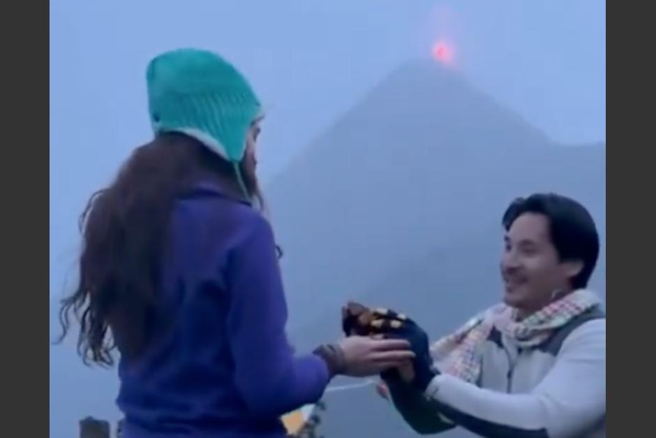 La pareja se comprometió en plena cima del volcán. (Foto: captura de video)