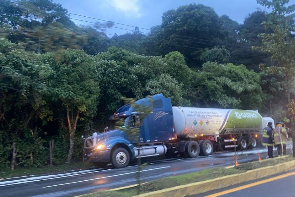 Conato de incendio en un camión cisterna provoca complicaciones de tránsito en la Interamericana.&nbsp;(Foto: Juan Carlos Pérez/Soy502)