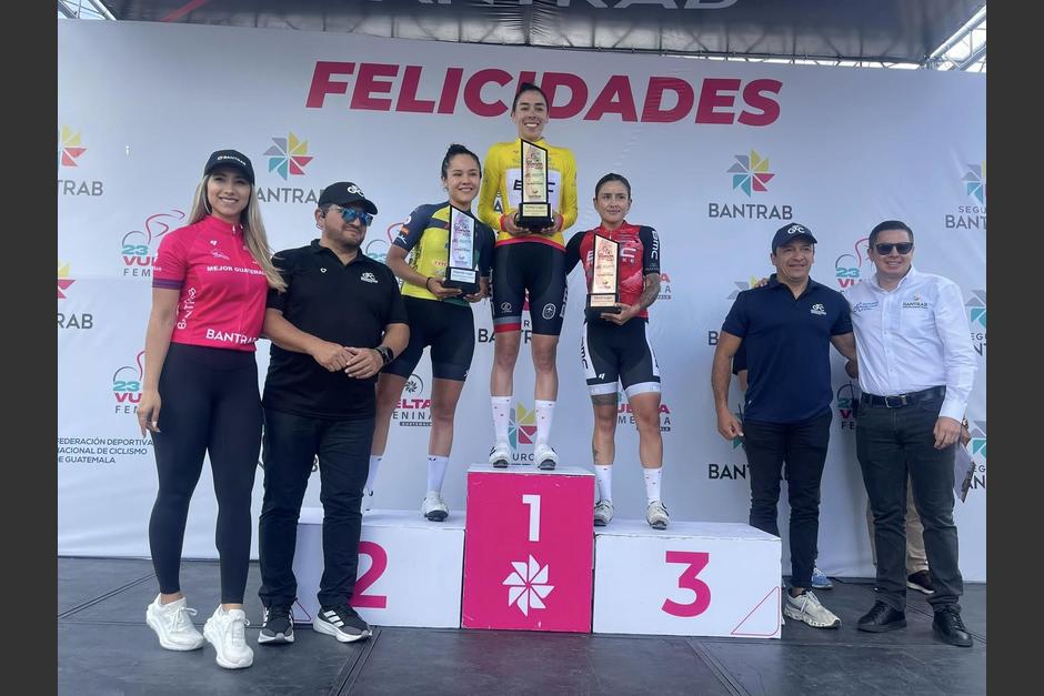 La colombiana Jessica Parra en lo más alto del podio, tras haber hecho una gran Vuelta a Guatemala. (Foto: FCG)