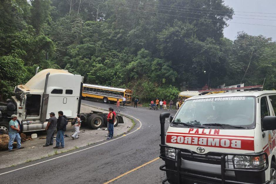 Accidente entre autobús y cabezal en ruta a San Vicente Pacaya deja varios heridos.&nbsp;(Foto: Bomberos Voluntarios)