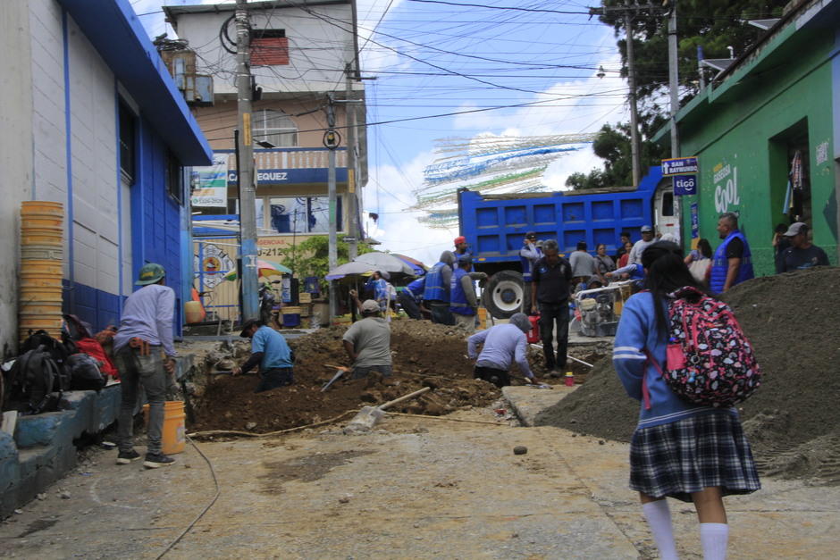 Excavan en las partes donde el agua está filtrando por lo que lo reparan.&nbsp;(Foto: Mario Equité/Colaborador)