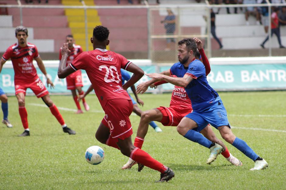 Rodrigo Saravia intenta pasar sobre dos marcadores en el partido de Municipal ante Malacateco. (Foto: Nuestro Diario)