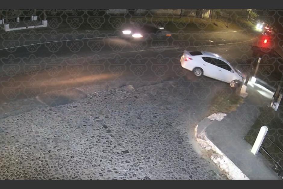 El auto terminó estrellándose contra un bordillo. (Foto: captura de video)