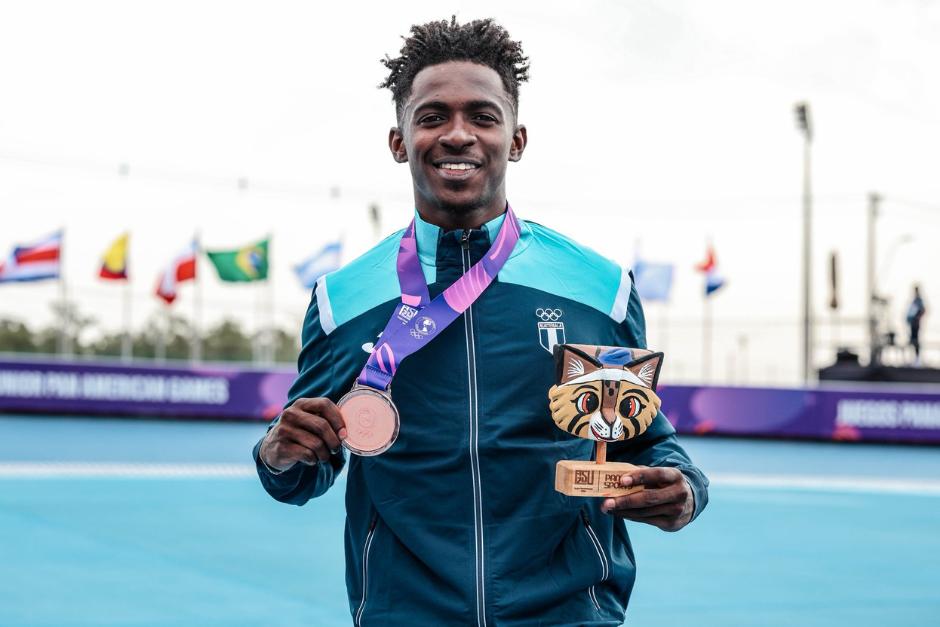 El oriundo de Livingston, Faberson Bonilla con su medalla colgada en el pecho. (Foto: COG)