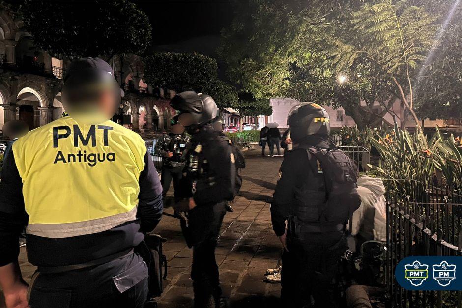 PMT de Antigua Guatemala realiza operativo nocturno. (Foto: PMT Antigua Guatemala)