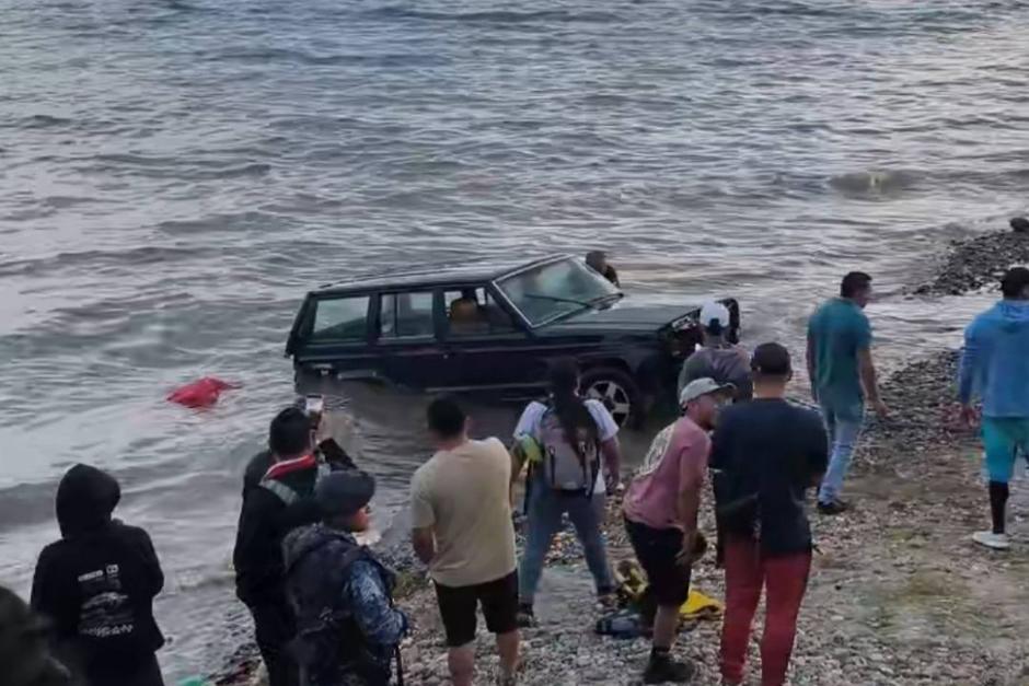 Tras varias maniobras, el automóvil fue recuperado. (Foto: Ixim Ulew)
