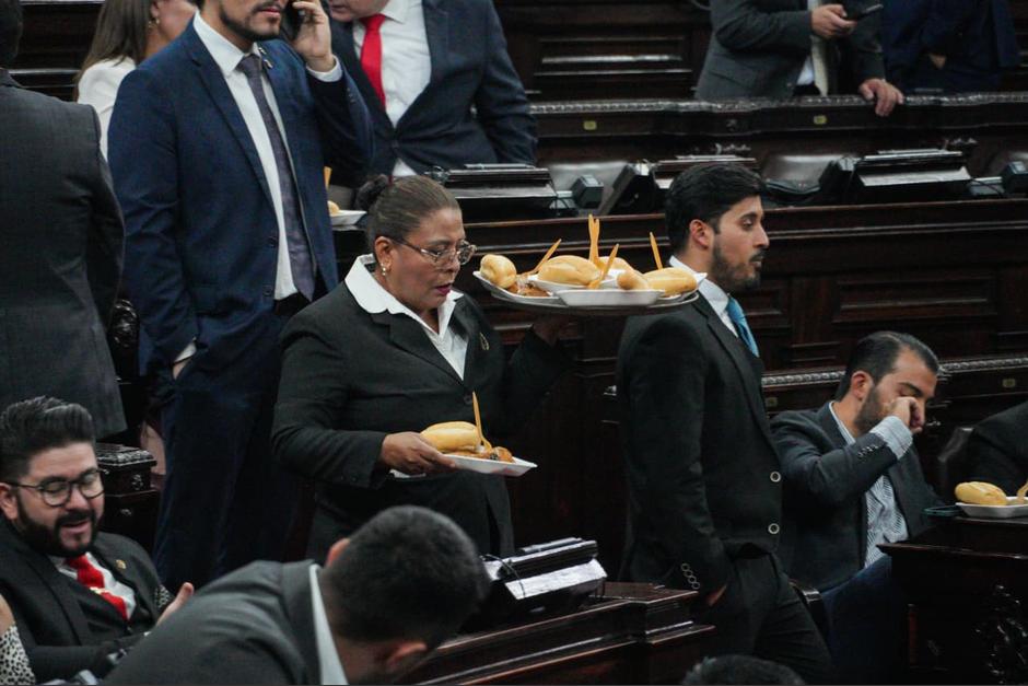No es jueves, pero los diputados degustaron un pache, durante la sesión plenaria. (Foto: Wilder López/Soy502) 