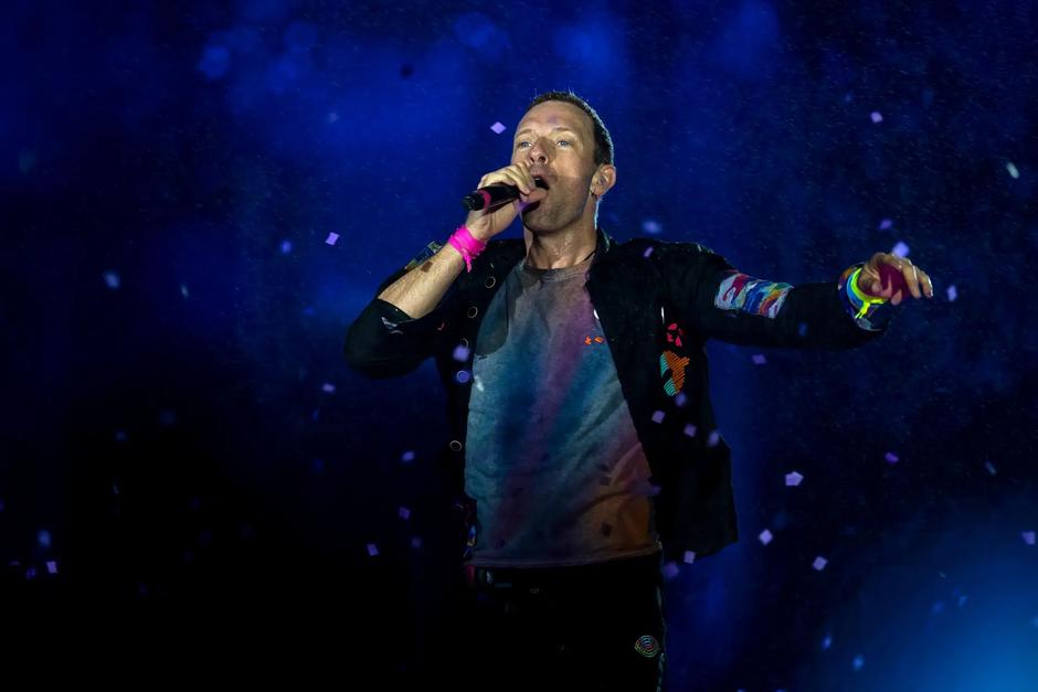 Chris Martin rompió el silencio tras la polémica de la kiss cam. (Foto: X)