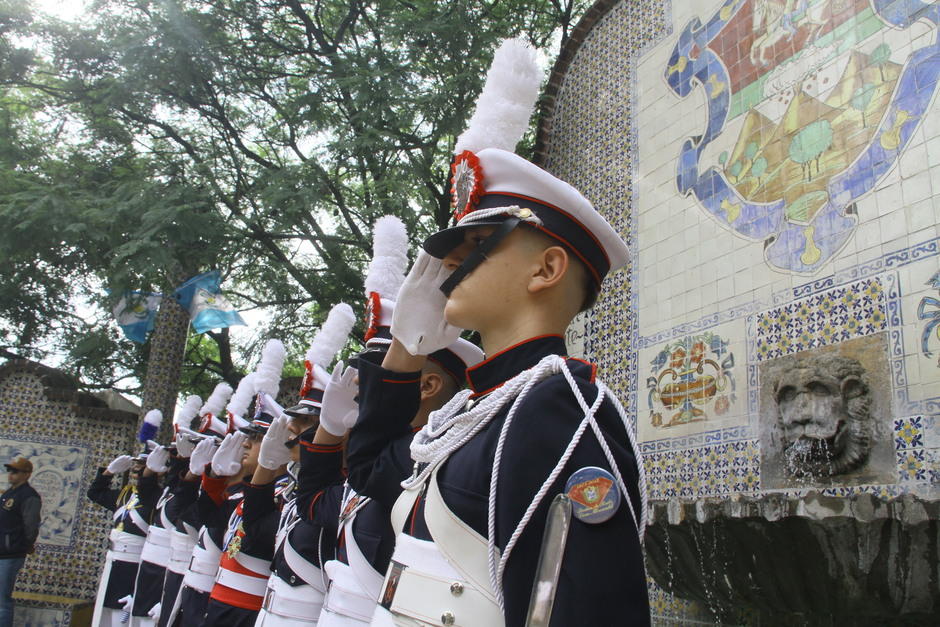 Los gastadores y comandantes de la banda del Liceo Mercantil rindieron honores a la bandera. (Foto: Eddy Recinos/Colaborador)