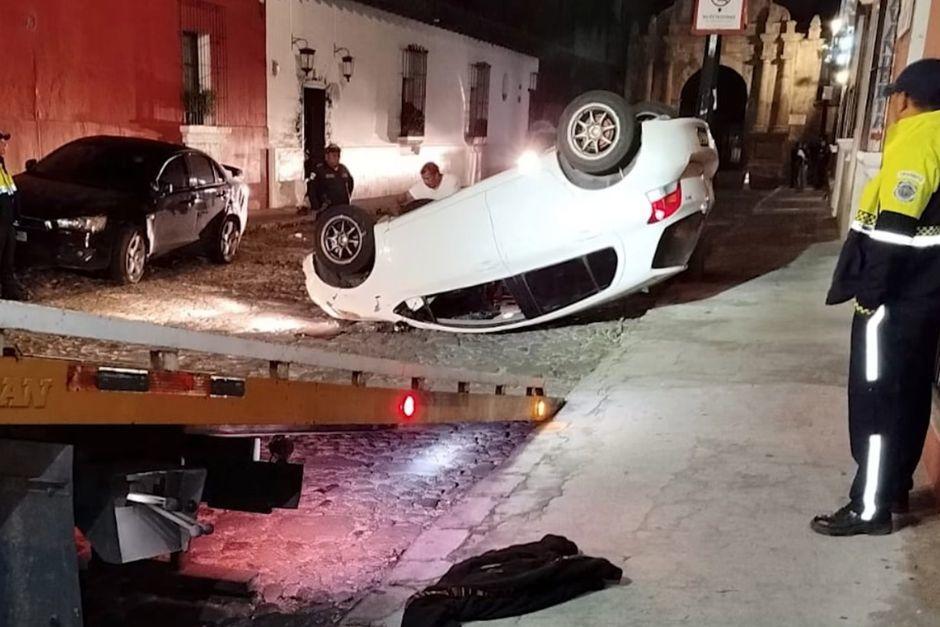 Vehículo queda volcado al chocar con otro carro en Antigua Guatemala. (Foto: captura de video de PMT Antigua Guatemala)