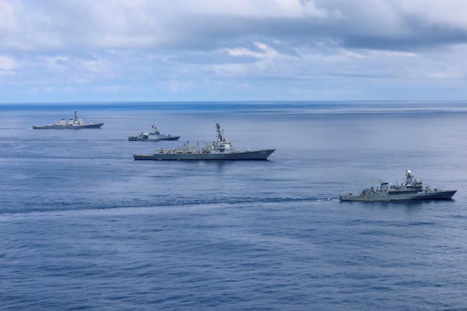 La magnitud de este operativo contra el narcotráfico incluye destructores de última generación. (Foto: vía Infobae)