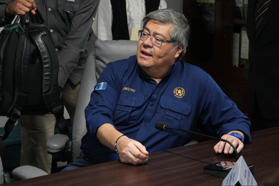 El ministro de Gobernación explicó las nuevas estrategias para evitar que los reos tomen de rehenes a los guardias y comentó que, pese a los controles, no tienen el "control total" de una de las cárceles. (Foto: Wilder López / Soy502)