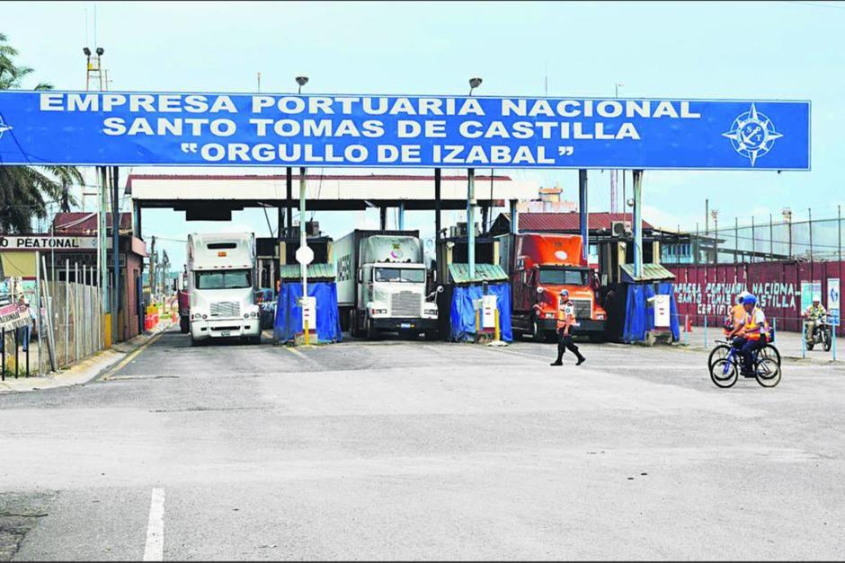 Un grupo de trabajadores mantiene deteninas las operaciónes de la empresa. (Foto: Archivo / Soy502)