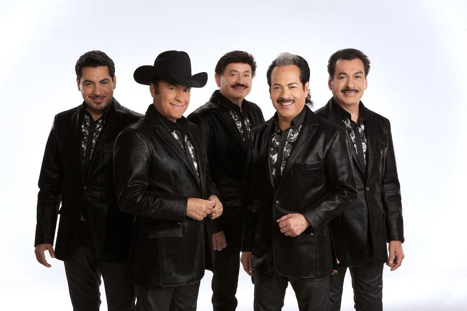 El vocalista de Los Tigres del Norte preocupó a sus fans tras un percance en el escenario. (Foto: X)