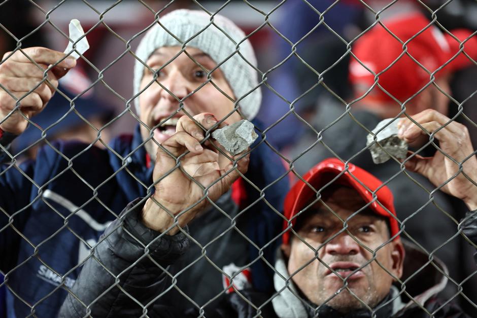 El partido por los octavos de final de la Copa Sudamericana se vio interrumpido por la violencia en las gradas. (Foto: AFP)