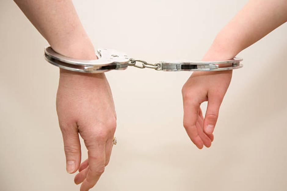 Tras el hallazgo de los restos humanos custodiaron a dos mujeres que se encontraban vigilando la entrada de la vivienda. (Foto ilustrativa: istock)