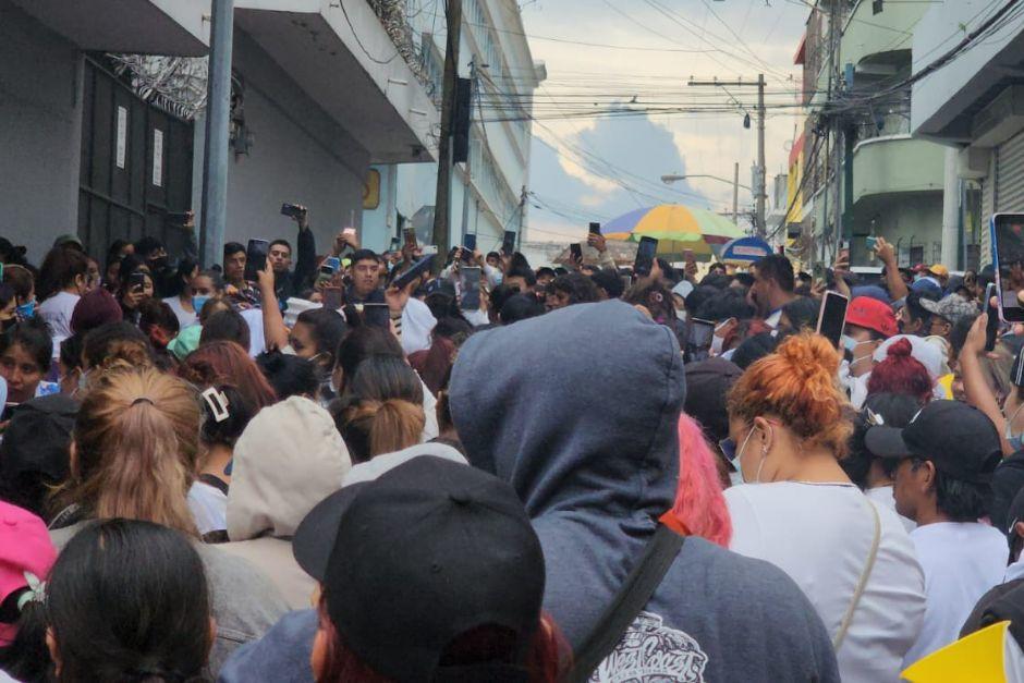 Familiares de reos realizan manifestación frente al SP este jueves. (Foto: Jorge Senté/colaborador)