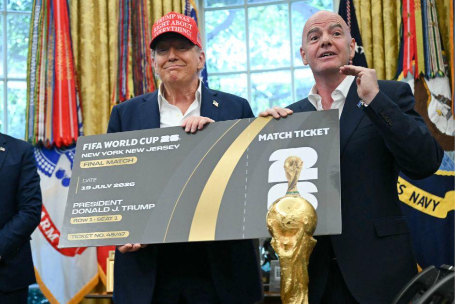El mandatario estadounidense Donald Trump recibió la primera entrada para la final del Mundial de manos del presidente de la FIFA Gianni Infantino. (FOTO: AFP)